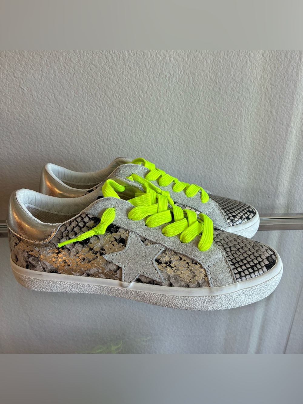 Steve Madden 7M 🌟 Snake Print Suede Star Sneakers Neon Laces